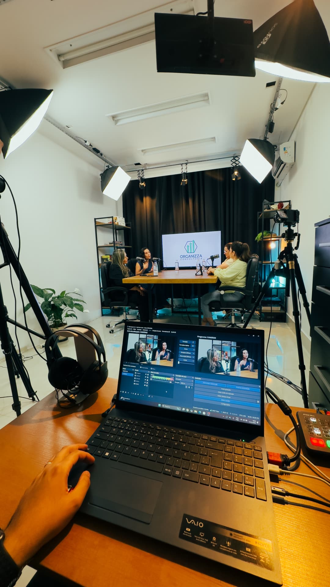 Switcher e monitoramento durante a transmissão do episódio