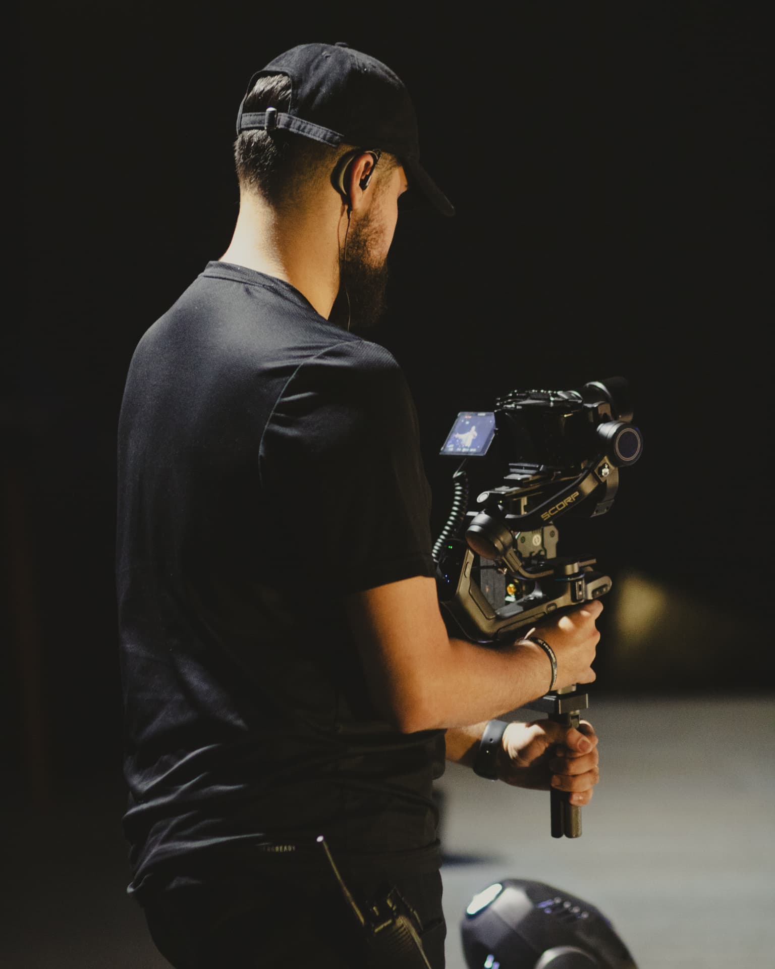 Cinegrafista com gimbal em cobertura de evento