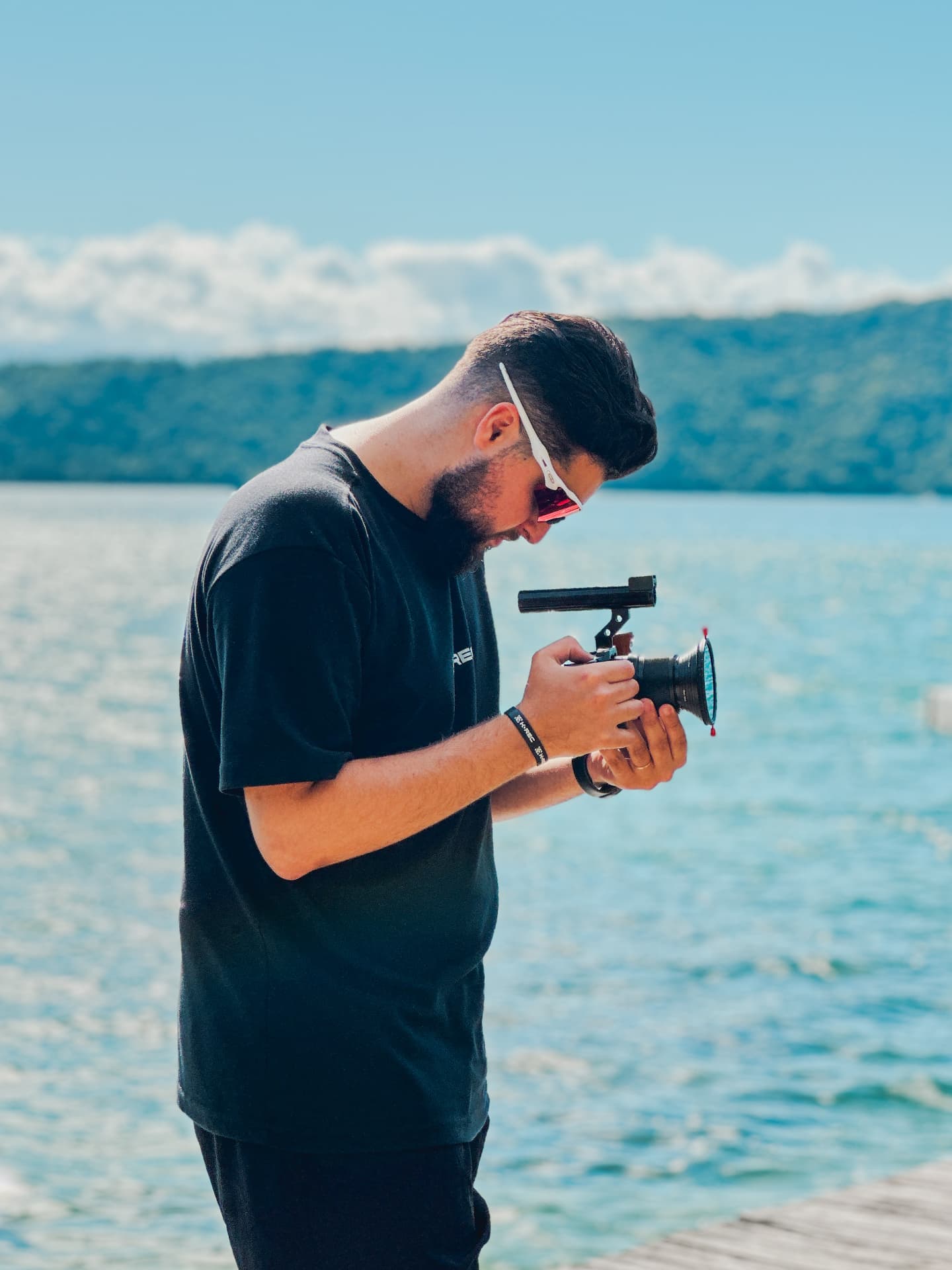 Diretor conferindo take em gravação externa à beira do lago