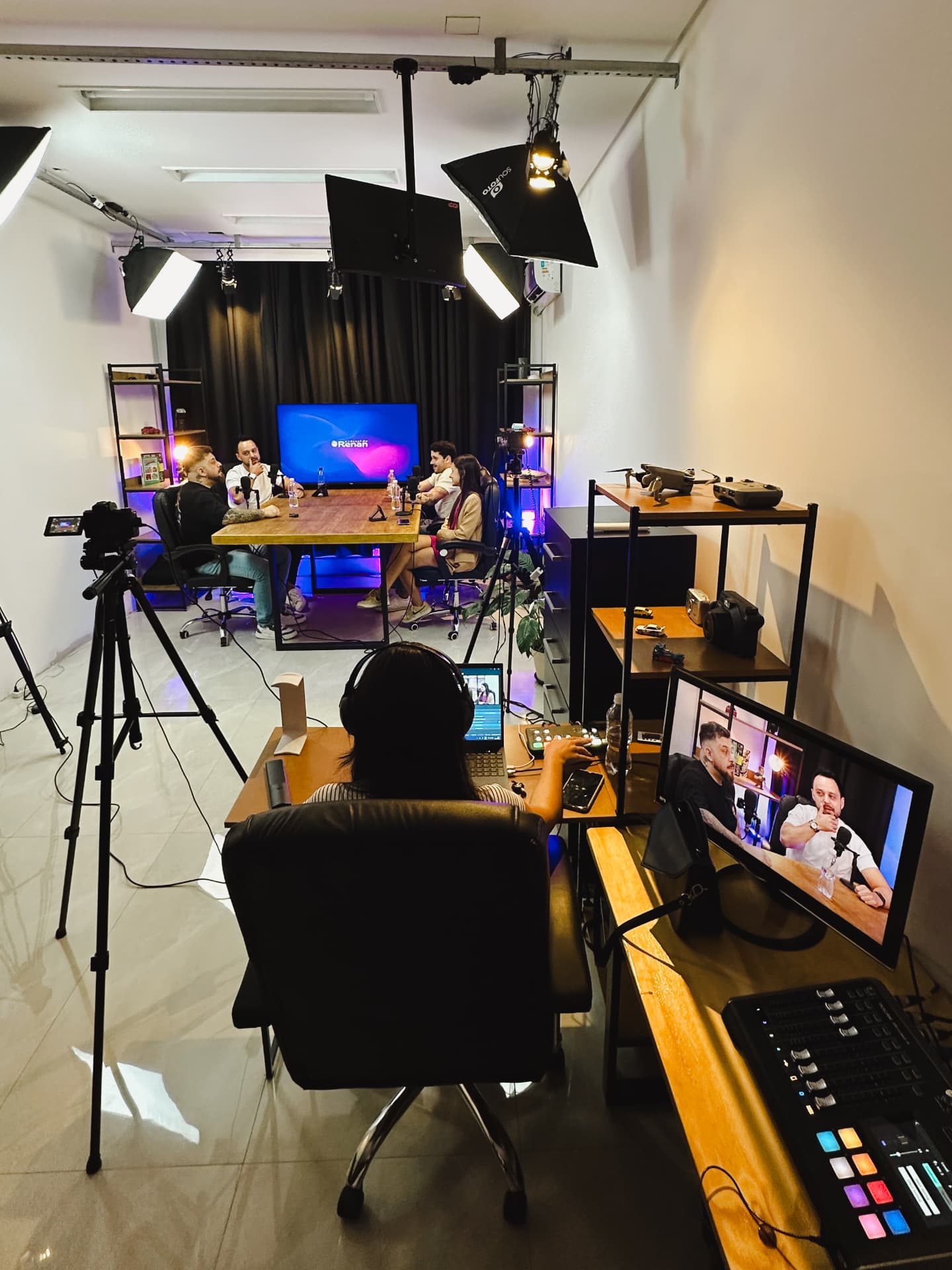 Gravação de podcast com quatro convidados e operação ao vivo
